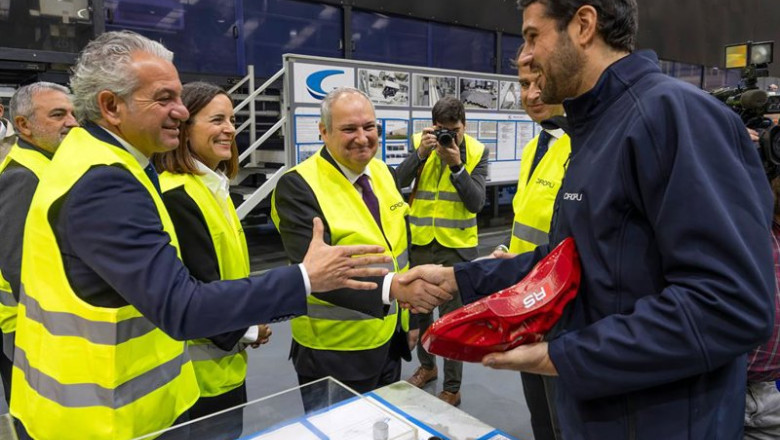 ep el ministro de industria y turismo jordi hereu c durante una visita a la sede de grupo cropu a 24
