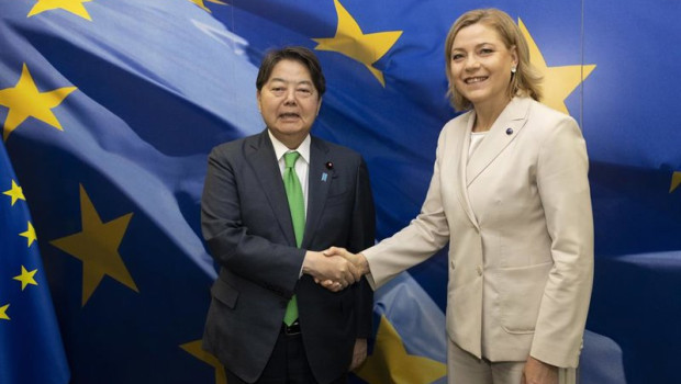 ep el ministro japones de asuntos internos y comunicaciones yoshimasa hayashi y la vicepresidenta