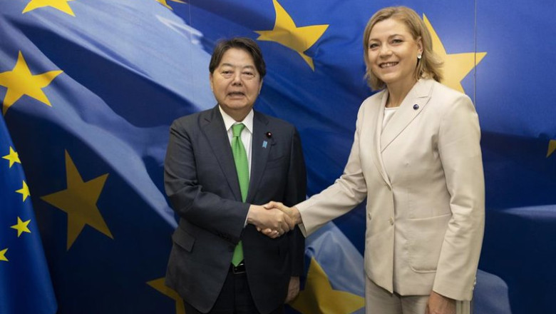 ep el ministro japones de asuntos internos y comunicaciones yoshimasa hayashi y la vicepresidenta