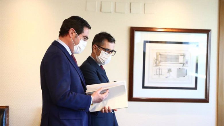 ep el presidente de la ceoe antonio garamendi y el ministro de la presidencia felix bolanos se