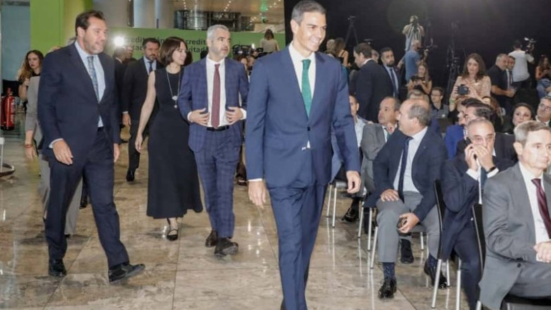 ep el presidente del gobierno pedro sanchez este jueves en el aeropuerto de alicante elche miguel