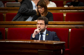 ep el vicepresidente de la generalitat pere aragons sentado en su escano en una sesion plenaria en