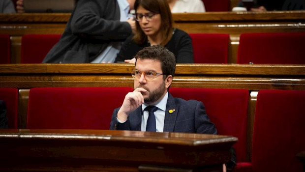 ep el vicepresidente de la generalitat pere aragons sentado en su escano en una sesion plenaria en