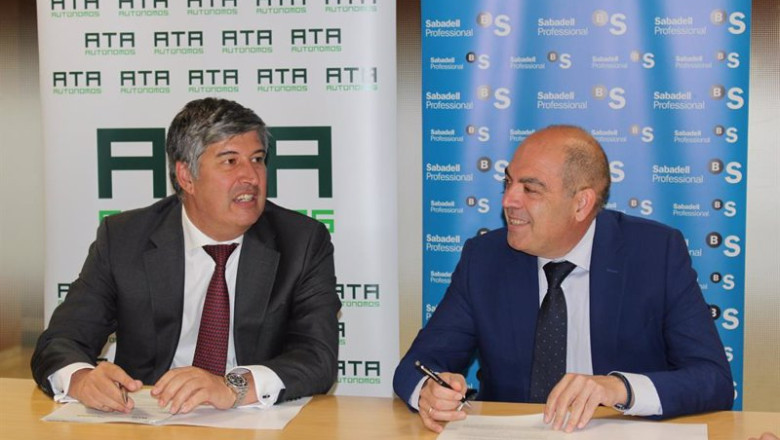 (I-D): El Director General Adjunto Y Director Territorial Centro De Banco Sabadell, José Manuel Candela Barreiro, Y El Presidente De ATA, Lorenzo Amor. | ATA ep i d el director general adjunto y director territorial centro de banco sabadell jose manuel