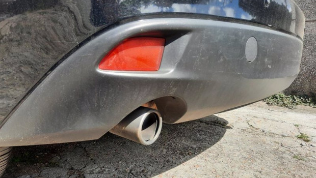 ep imagen de un tubo de escape de un vehiculo