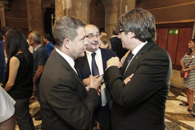 Javier Lambán (centro) este sábado con Carles Puigdemont. | GOBIERNO DE ARAGÓN ep javier lamban centro este sabadocarles puigdemont