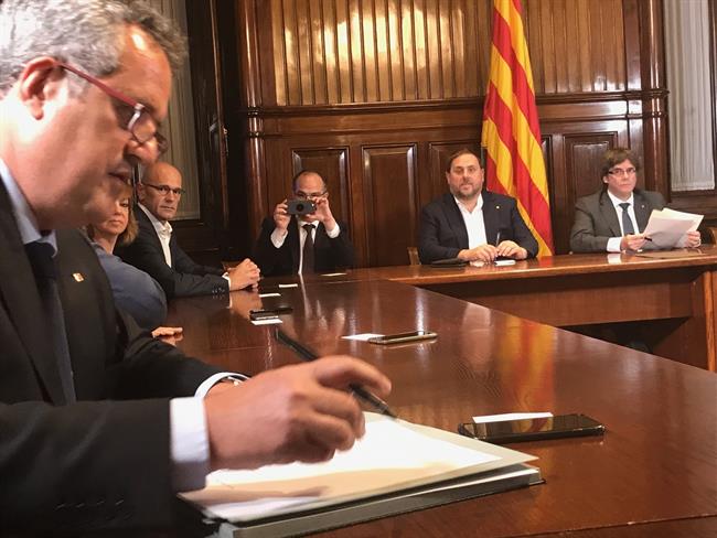 L Govern de la Generalitat en pleno firma la convocatoria del 1-O | EUROPA PRESS ep l governla generalitatpleno firmaconvocatoria1-o