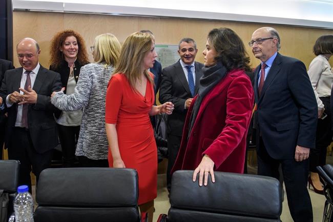La consejera canaria Rosa Dávila conversa con Saénz de Santamaría ante Montoro | EUROPA PRESS ep la consejera canaria rosa davila conversasaenzsantamariamontoro