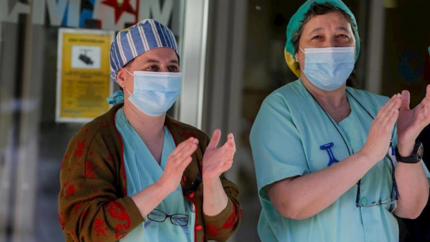 ep sanitarios del hospital general universitario gregorio maranon aplauden a las puertas del