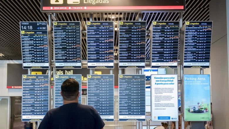 ep un hombre observa el panel de llegadas de vuelos en la terminal 1 del aeropuerto adolfo suarez ep un hombre observa el panel de llegadas de vuelos en la terminal 1 del aeropuerto adolfo suarez