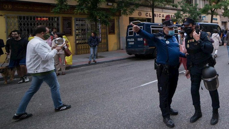 ep un policia municipal hace indicaciones a un policia nacional mientras varias personas se ep un policia municipal hace indicaciones a un policia nacional mientras varias personas se