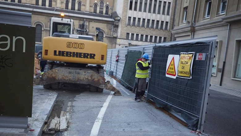 Un trabajador de la construcción trabaja en una obra el día en el que se reactiva la actividad laboral no esencial en Navarra para empresas cuyos empleados no puedan teletrabajar cuando se cumple un mes desde el inicio del estado de alarma decretado a con | Eduardo Sanz - Europa Press ep un trabajador de la construccion trabaja en una obra el dia en el que se reactiva la actividad