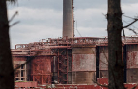 ep un vigilante de seguridad en la entrada de la fabrica de alcoa en san cibrao un dia despues de