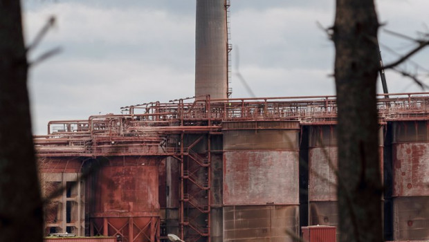 ep un vigilante de seguridad en la entrada de la fabrica de alcoa en san cibrao un dia despues de