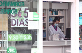 ep una farmaceutica trabaja protegida con mascarilla