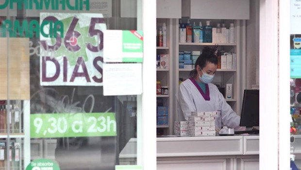 ep una farmaceutica trabaja protegida con mascarilla