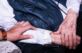 ep una mujer cuidadora atiende a un anciano