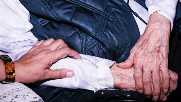 ep una mujer cuidadora atiende a un anciano