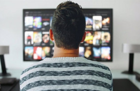ep una persona viendo la television
