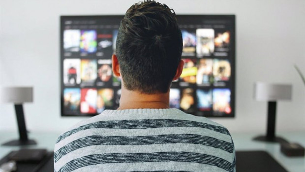 ep una persona viendo la television