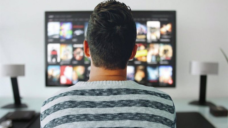 Una persona viendo la televisión | AIMC - Archivo ep una persona viendo la television