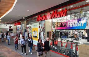 ep varias personas van de compras durante el black friday