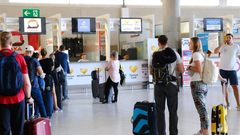 ep varios turistas hacen cola frente a los mostradores de la compania de viajesthomas cook en el