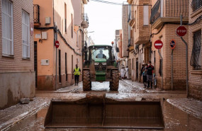 ep vehiculos agricolas ayudan a recoger los escombros y la basura en catarroja valencia
