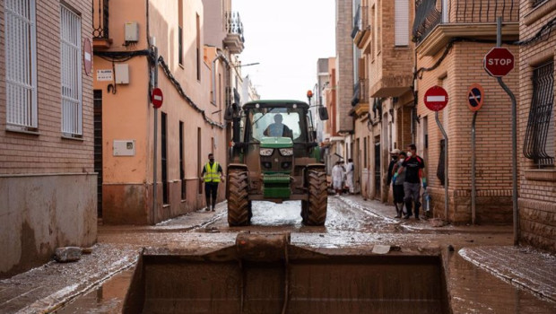 ep vehiculos agricolas ayudan a recoger los escombros y la basura en catarroja valencia