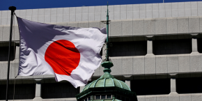 le drapeau national japonais flotte sur le batiment de la banque du japon a tokyo 20240710152614 