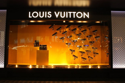 Louis Vuitton cae en bolsa cerca de un 6% tras informar de una