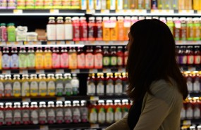 mujer-haciendo-compra-mirando-supermercado mujer-haciendo-compra-mirando-supermercado