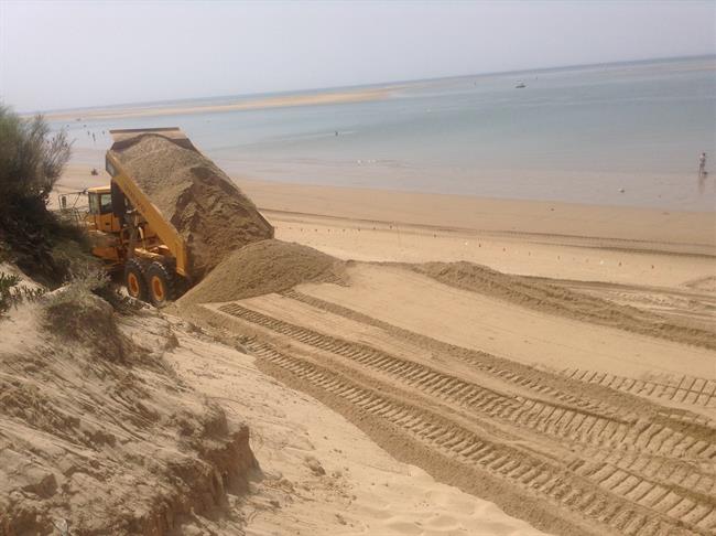 Actuación de Costas en una playa de Huelva. | SUBDELEGACIÓN DEL GOBIERNO/Archivo ep actuacioncostasuna playahuelva