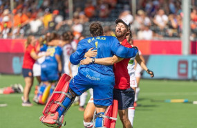 ep adrian lock seleccionador nacional de hockey hierba se abraza a maria angeles ruiz tras ganar el