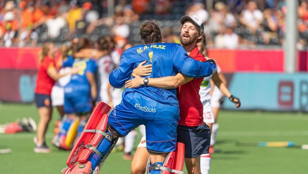 ep adrian lock seleccionador nacional de hockey hierba se abraza a maria angeles ruiz tras ganar el