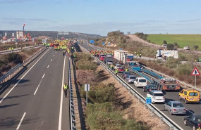 ep agricultores cortan la autovia a-66 a la altura de navalmoral de la mata