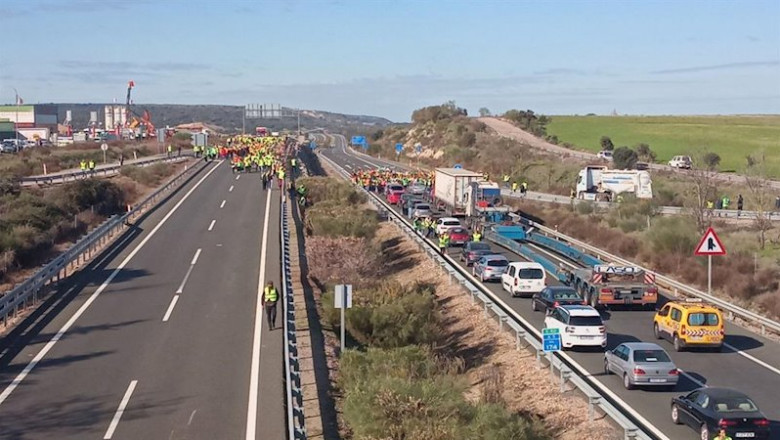 ep agricultores cortan la autovia a-66 a la altura de navalmoral de la mata