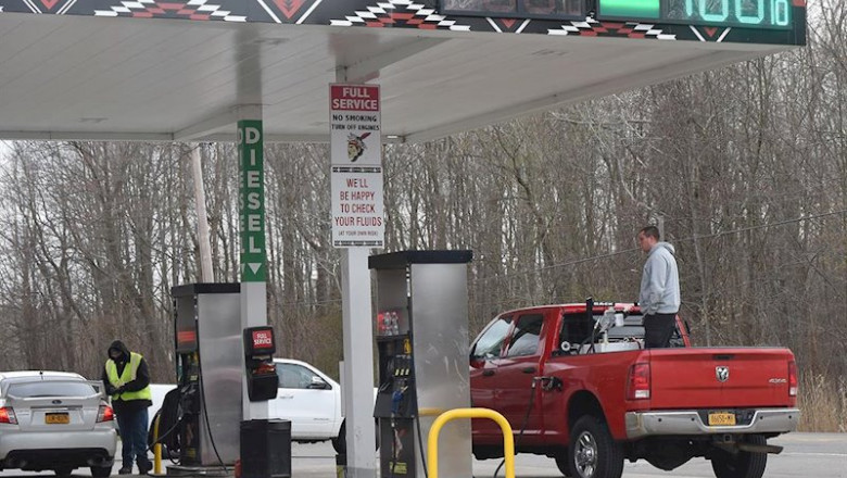 April 21, 2020 - Irving, New York USA: Western New Yorkers fill up their vehicles as well as auxiliary storage containers in Irving, New York just south of Buffalo. As the Covid 19 pandemic takes its toll on the economy so follows the oil market as the pr | Contacto ep april 21 2020 - irving new york usa western new yorkers fill up their vehicles as well as