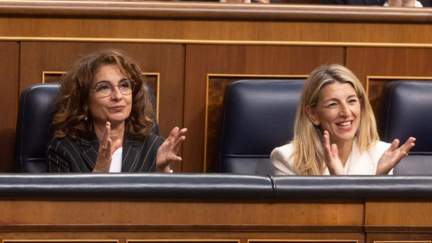 ep archivo   la vicepresidenta primera y ministra de hacienda maria jesus montero i y la