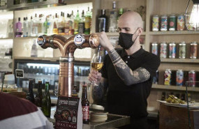 ep archivo   un camarero sirve una cerveza en el interior de un bar a 1 de octubre de 2021 en