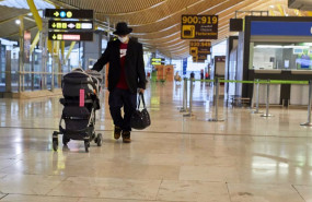 ep archivo - un hombre camina por la terminal t4 del aeropuerto adolfo suarez madrid-barajas
