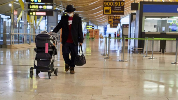 ep archivo - un hombre camina por la terminal t4 del aeropuerto adolfo suarez madrid-barajas