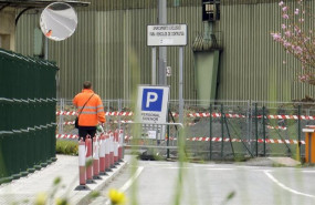 ep archivo   un operario accede a las instalaciones de sidenor en basauri bizkaia