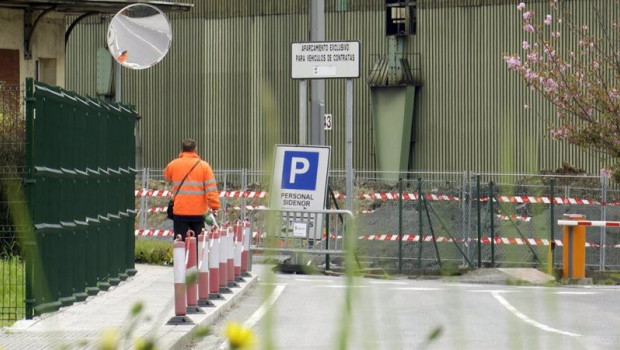 ep archivo   un operario accede a las instalaciones de sidenor en basauri bizkaia
