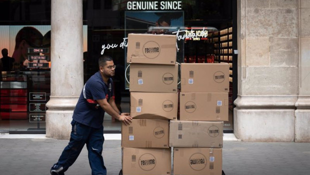 ep archivo un repartidor con una carretilla ep archivo un repartidor con una carretilla