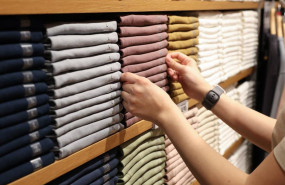 ep archivo   una dependienta coloca la ropa en una tienda de moda