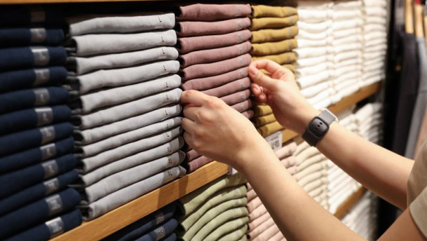 ep archivo   una dependienta coloca la ropa en una tienda de moda