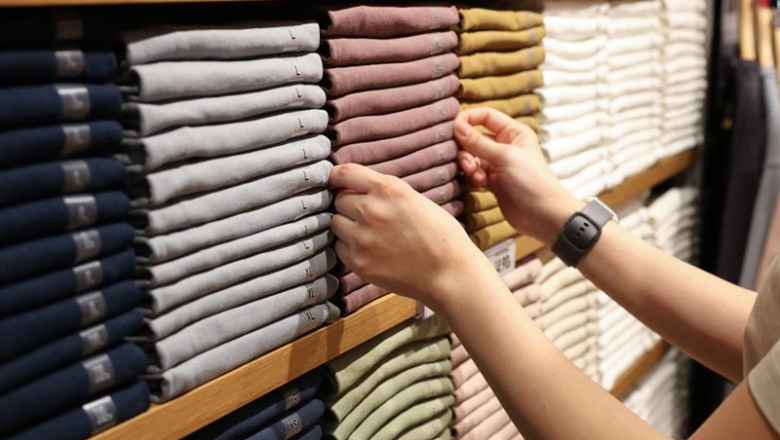 ep archivo   una dependienta coloca la ropa en una tienda de moda