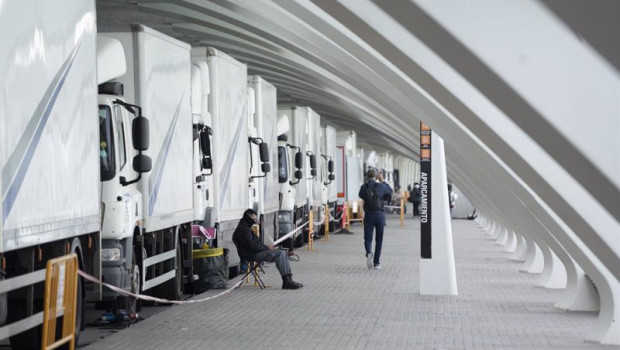 ep archivo   una fila de camiones aparcados