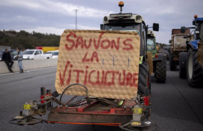 ep archivo   una pancarta de un tractor de agricultores franceses durante el corte de la a 9